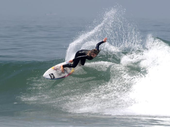 caroline-marks-surfing